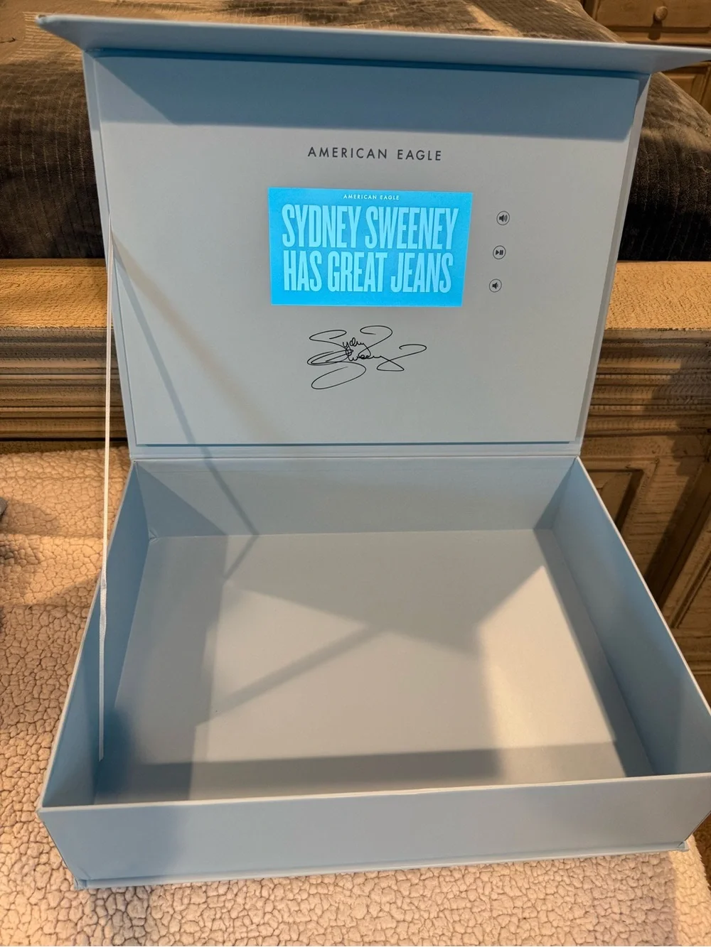 Sydney Sweeney, American Eagle gift box with audio! See video on slide!